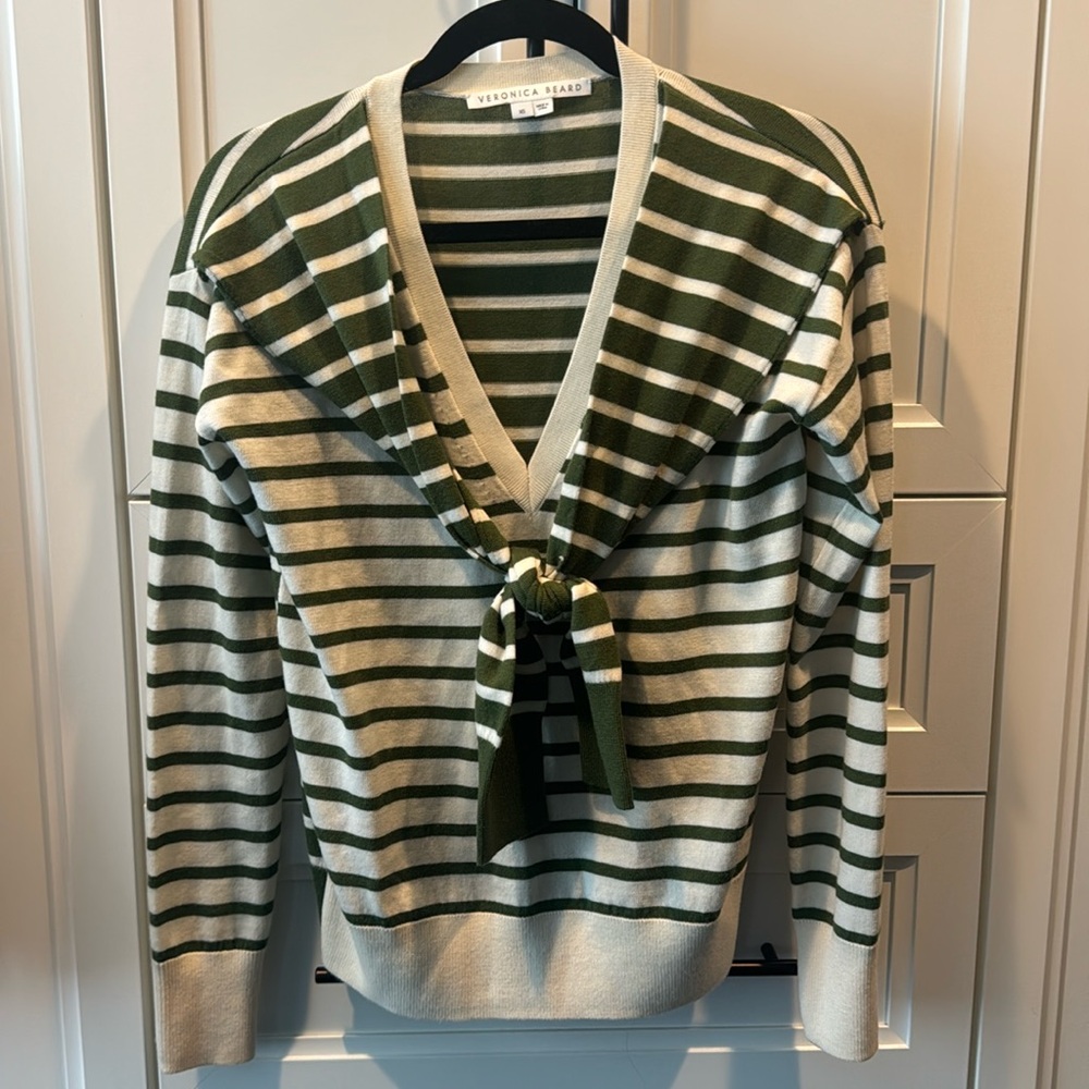 EUC VB olive/cream sweater